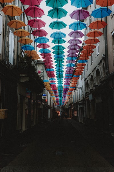 白天街上有五颜六色的伞